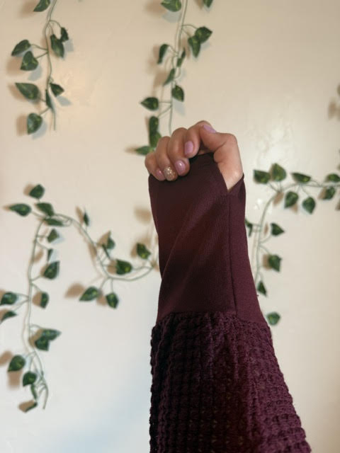 Off the Shoulder knitted sweater w/ thumb holes